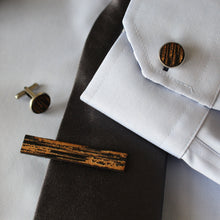 Kelo -malliston kalvosinnapit ja solmioneulan sisältävä setti, värissä musta. Käyttöyhteys kravatin ja paidan kanssa.