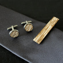 Kelo -malliston kalvosinnapit ja solmioneulan sisältävä setti, värissä puu. Käyttöyhteys harmaan kravatin kanssa.